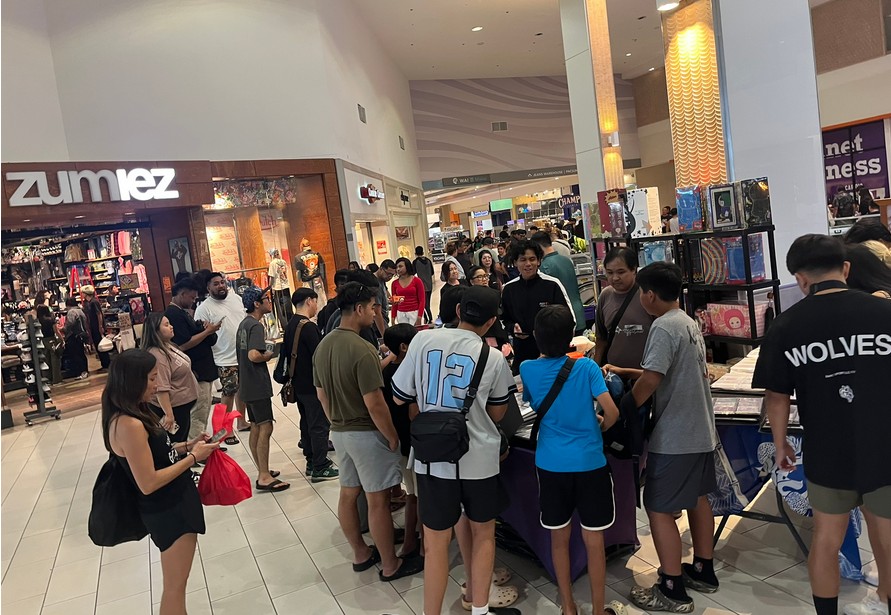 Fans gathered around vendor tables during a previous Pearlridge pop-culture event
